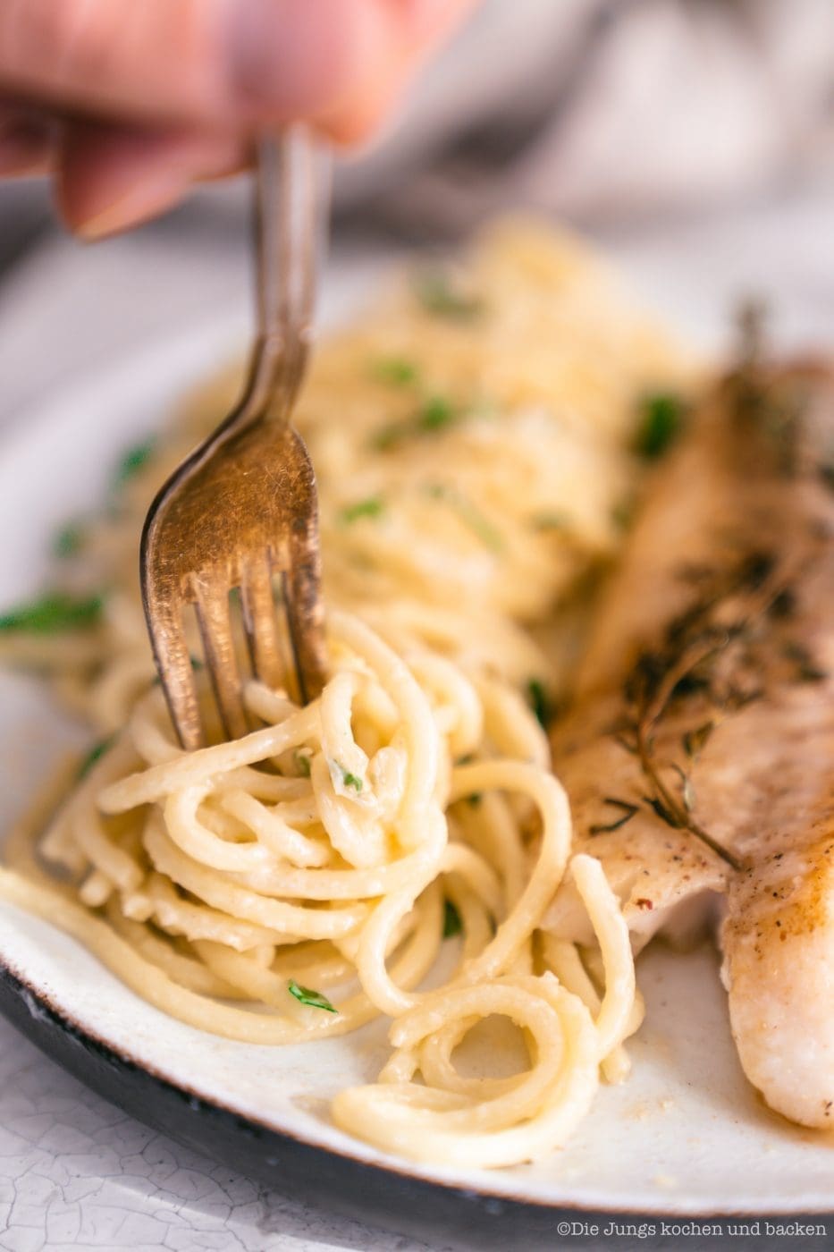 Rotbarsch mit Parmesan-Spaghetti zum TAG DER MEERE 4 Rotbarsch World Ocean Day 18 | Wir lieben Fischgerichte - wie sieht das bei euch aus? Seit Kindertagen schon mag ich Fisch. So richtig aufgeblüht ist die Liebe aber erst während der ersten Urlaube am Meer. In Barcelona haben wir einige Fischrestaurants, die wir immer gerne besuchen. Fisch und die mediterrane Küche passen einfach sehr gut zusammen! Und damit wir auch in der Zukunft noch weitere spannende Rezept mit Fisch kreieren können, unterstützen wir den MSC zum diesjährigen Tag der Meere - dem World Ocean Day. Dieser lädt nämlich zum großen virtuellen Dinner und wir bringen Rotbarsch mit Parmesan-Spaghetti mit.