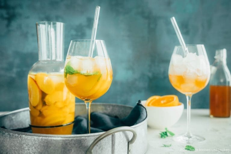 Grillen & Sommerküche: Unsere besten Rezepte für die Grillsaison 34 Sangria Del Mar ist unser Drink für sonnige Stunden auf dem Balkon. Dieser Drink befördert euch direkt in den Urlaub! #mixology #rezepte #einfacherezepte #rezeptefürjedentag #foodblogger #schnellerezepte