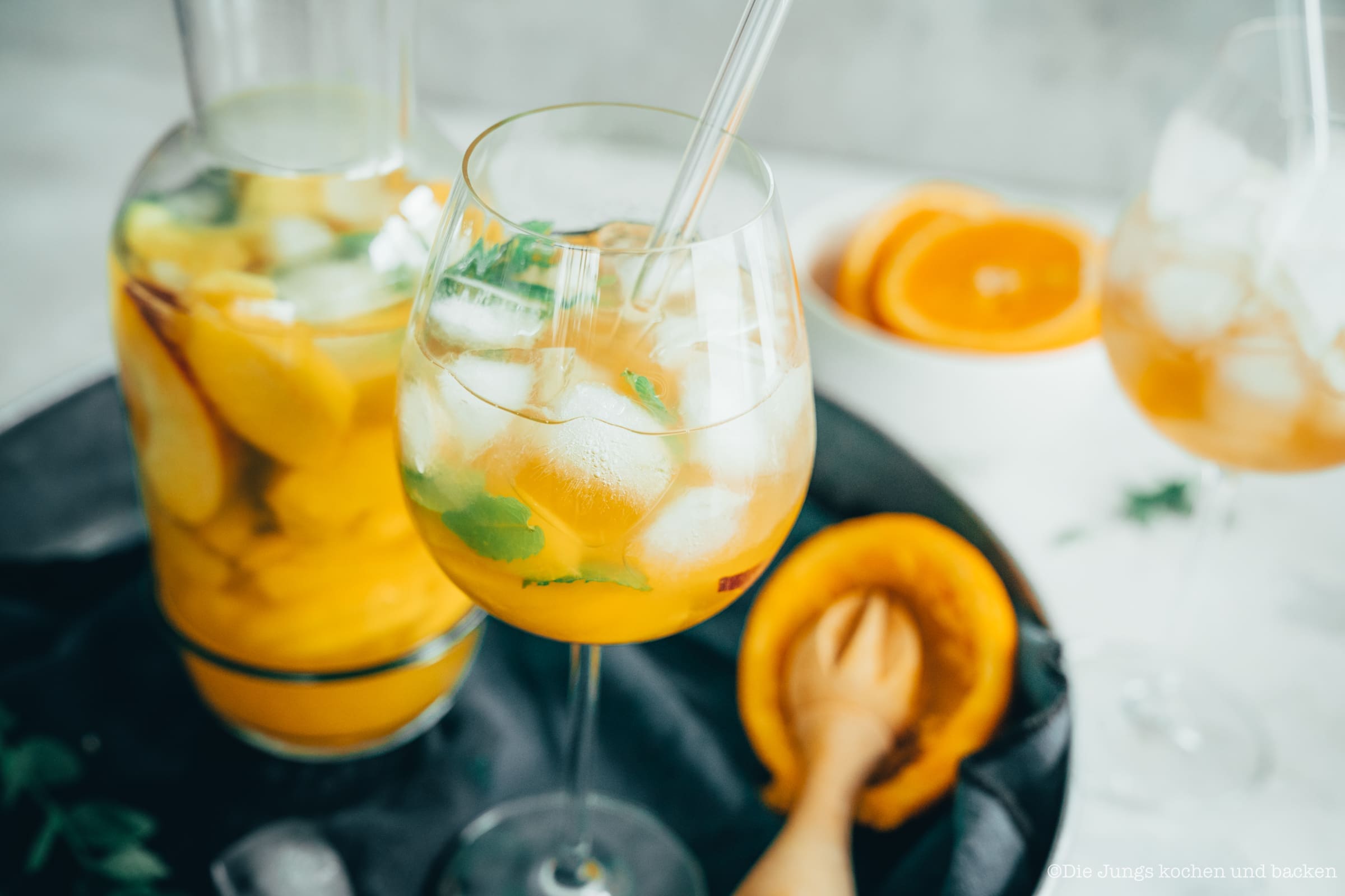 Sangria Del Mar oder "Sommer im Glas" 5 Sangria Del Mar ist unser Drink für sonnige Stunden auf dem Balkon. Dieser Drink befördert euch direkt in den Urlaub! #mixology #rezepte #einfacherezepte #rezeptefürjedentag #foodblogger #schnellerezepte