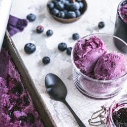 Eis selber machen – Eiscreme, Sorbet & Eisdesserts von A bis Z 10 veganes Kokos Heildelbeereis 2 | Kaum etwas gehört für uns so sehr zum Sommer wie selbst gemachtes Eis – aber ehrlich gesagt löffeln wir es das ganze Jahr. Über die Jahre ist eine bunte Sammlung entstanden: cremiges Milcheis aus der Eismaschine, fruchtige Sorbets, leichtes Joghurteis und richtig angeberische Eisdesserts.