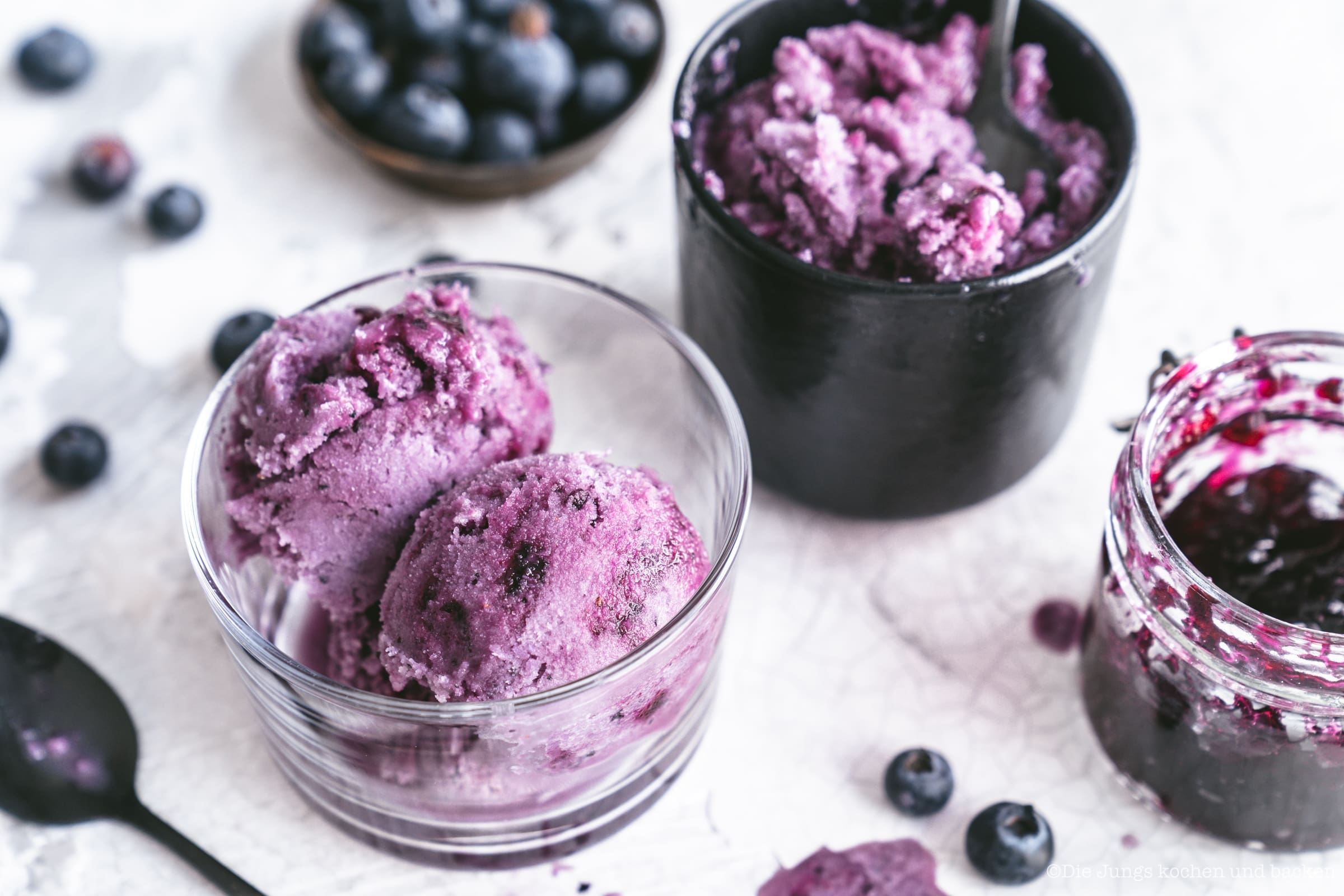 veganes Kokos Heildelbeereis 3 | Es ist fast Juli und wir kommen jetzt erst mit einem Eisrezept um die Ecke! SORRY!! Wie viele von euch wissen, bin vor allem ich verrückt nach Eis. Irgendwie kam es in diesem Jahr noch nicht so wirklich dazu - na ja, machen wir es wie so viele momentan: "Auf Grund der aktuellen Situation haben wir ein wenig Lieferschwierigkeiten!" Aber jetzt ist genau die richtige Situation bekommen die liebe Jana von Nom Noms Food und Nicole von Zuckerdeern rufen zum BERRY BOOM auf und wir liefern das perfekte vegane Kokos-Heidelbeereis!