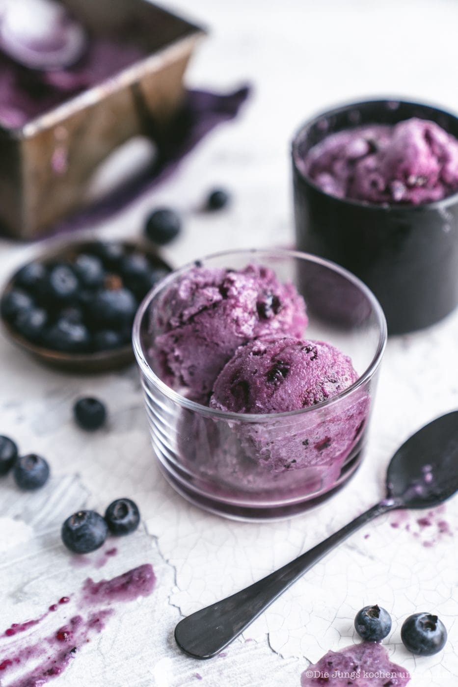 veganes Kokos Heildelbeereis 9 | Es ist fast Juli und wir kommen jetzt erst mit einem Eisrezept um die Ecke! SORRY!! Wie viele von euch wissen, bin vor allem ich verrückt nach Eis. Irgendwie kam es in diesem Jahr noch nicht so wirklich dazu - na ja, machen wir es wie so viele momentan: "Auf Grund der aktuellen Situation haben wir ein wenig Lieferschwierigkeiten!" Aber jetzt ist genau die richtige Situation bekommen die liebe Jana von Nom Noms Food und Nicole von Zuckerdeern rufen zum BERRY BOOM auf und wir liefern das perfekte vegane Kokos-Heidelbeereis!