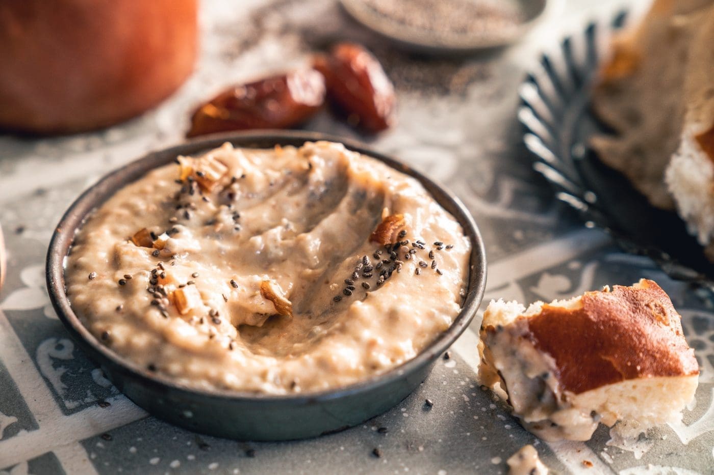 Dattel-Chia Dip - Der darf bei keiner Grillparty fehlen! 2 Datteldip 8 | Wenn wir Besuch bekommen und zum gemeinsamen Grillabend laden, dann ist eine Sache immer auf der Wunschliste unserer Freunde - unser DATTEL-CHIA DIP. Das Rezept hierzu gibt es schon ewig, allerdings ist es auf dem Blog mittlerweile eine wenig in Vergessenheit geraten. Ein Zustand, den wir defintiv ändern müssen.