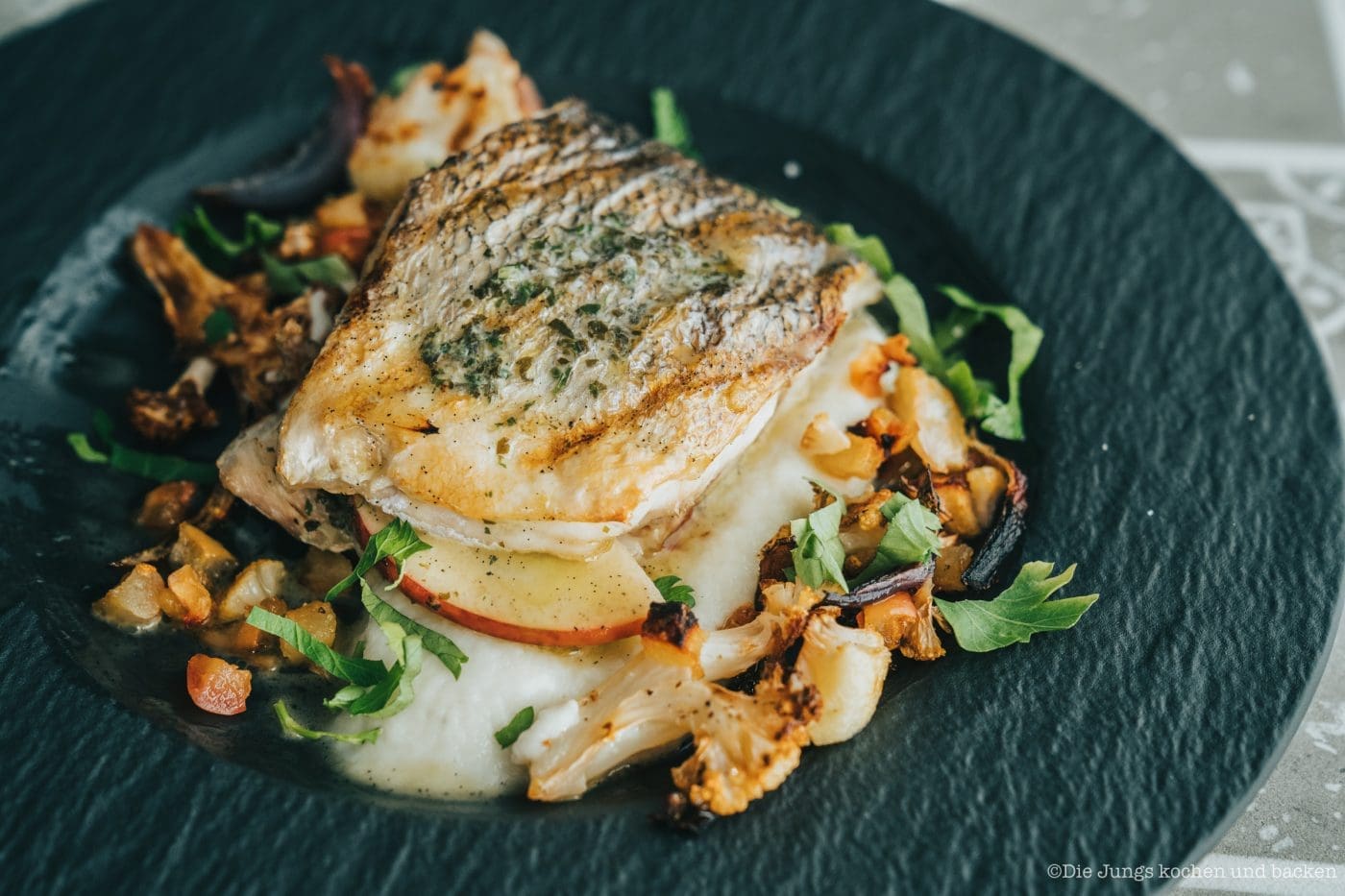 Dorade Kräuterbutter Kerrygold 23 | Wir beide sind keine ausgewiesenen Grillmeister, aber wie lieben es, die verschiedensten Leckereien auf unserem Grill zuzubereiten und danach zu genießen. Fisch vom Grill machen wir, um ehrlich zu sein, viel zu selten ... aber wir bekommen ihn immer öfter aufs Feuer! Und mal ganz ehrlich .. kann Fisch denn überhaupt besser schmecken, als mit den leichten Grillaromen von außen und wie in unserem heutigen Rezept, mit leckerer Kerrygold Original Irischer Kräuterbutter von innen?! Unser Rezept ist also eine gegrillte Dorade mit Kräuterbutter.
