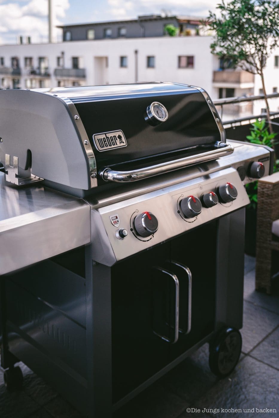 Full English Breakfast vom Grill - "Frühstück Deluxe" 2 Full English Weber 1 | Grillen ist bei uns ein fester Bestandteil unserer Koch- und Backpassion! Gerade ist unser Grill natürlich im Dauereinsatz - wir sind aber auch mittlerweile passionierte Wintergriller. Das Wetter spielt bei uns, Dank überdachter Dachterrasse, auch gar keine Rolle mehr - und da wir mittlerweile ein wenig mehr Platz auf der Terrasse haben, ist ein neuer Grill bei uns eingezogen. Um den Weber Genesis® II gebührend einzuweihen, haben wir eine deftige Frühstückssause drauf zubereitet - ein Full English Breakfast vom Grill!!