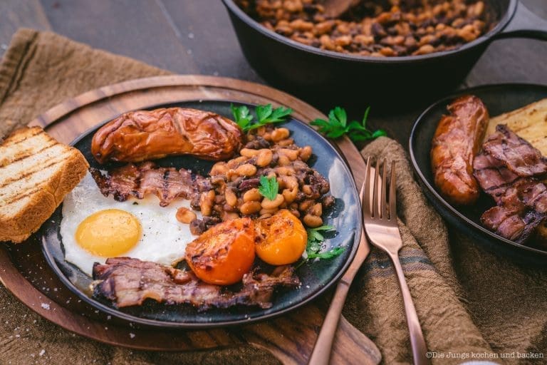 Grillen & Sommerküche: Unsere besten Rezepte für die Grillsaison 8 Full English Weber 25 | Sommer, Sonne, offenes Feuer: Hier findest du unsere besten Grillrezepte und Ideen für die Sommerküche – von zarten Spareribs über saftige Burger bis zu Salaten, Dips und frisch gebackenem Grillbrot. Alles vielfach erprobt, gelingsicher und mit dem gewissen Twist.