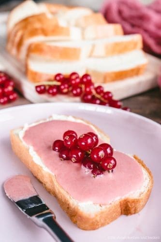 Johannisbeer Curd. Fruchtiger Brotaufstrich auf Toast