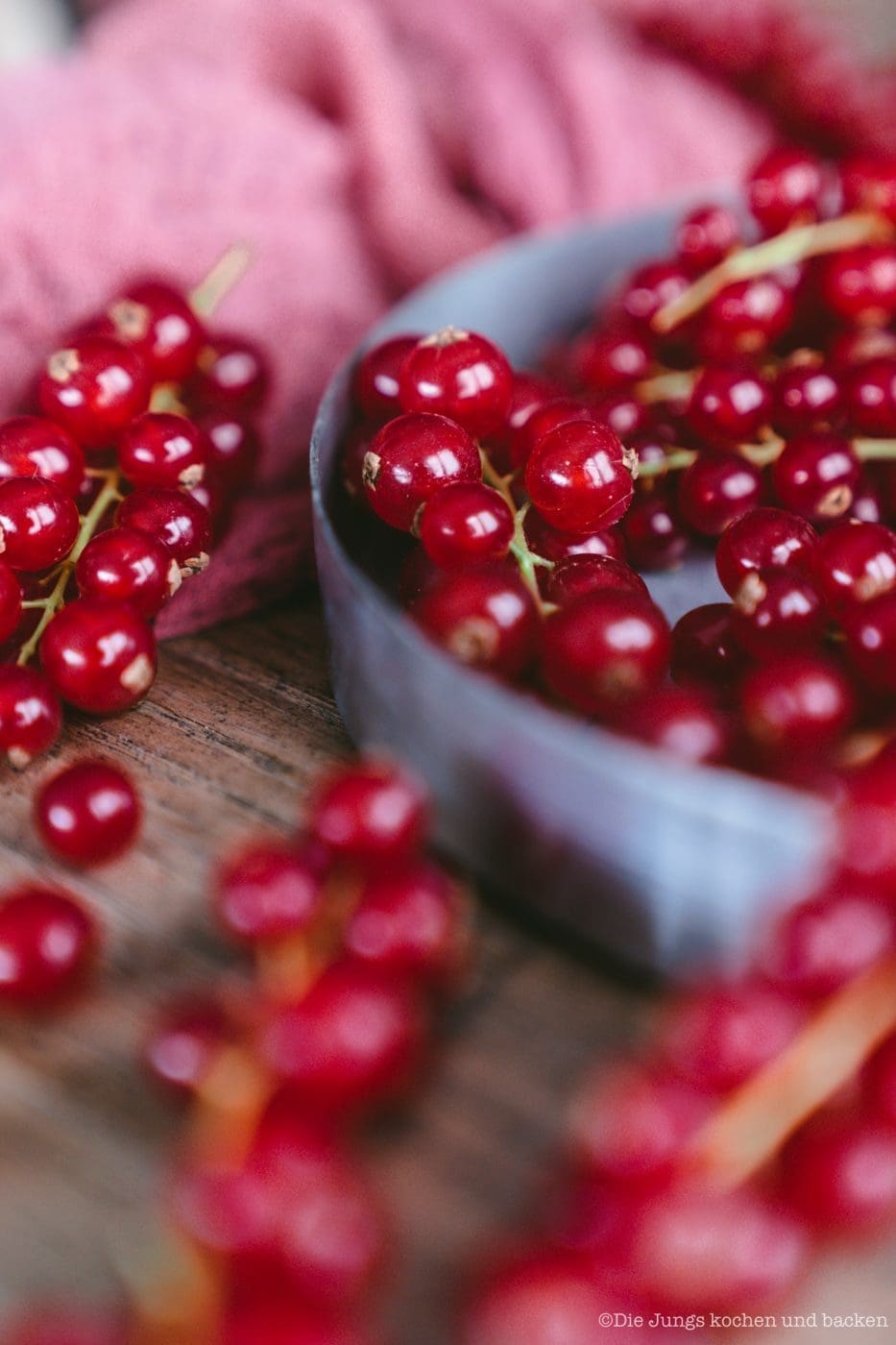 Frische rote Johannisbeeren an den Rispen in einer Schale