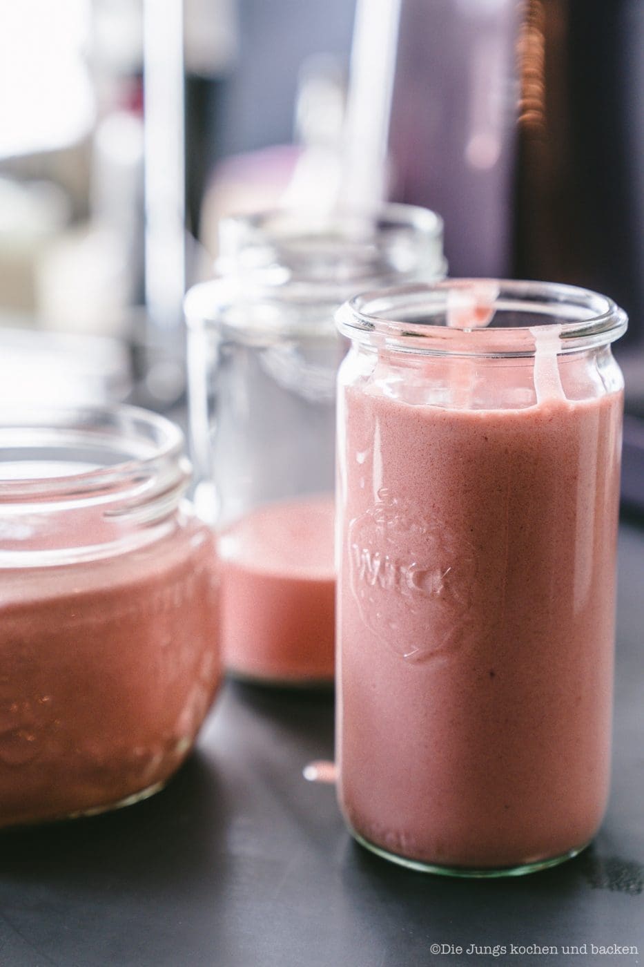 Abgefüllte Gläser mit cremigem Johannisbeer Curd