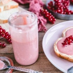 Johannisbeer Curd 9 | Frisch gebackenes Brot, das noch warm aus dem Ofen kommt – dagegen kommt kein Supermarktbrot an. Mit etwas Übung ist es leichter, als du denkst.