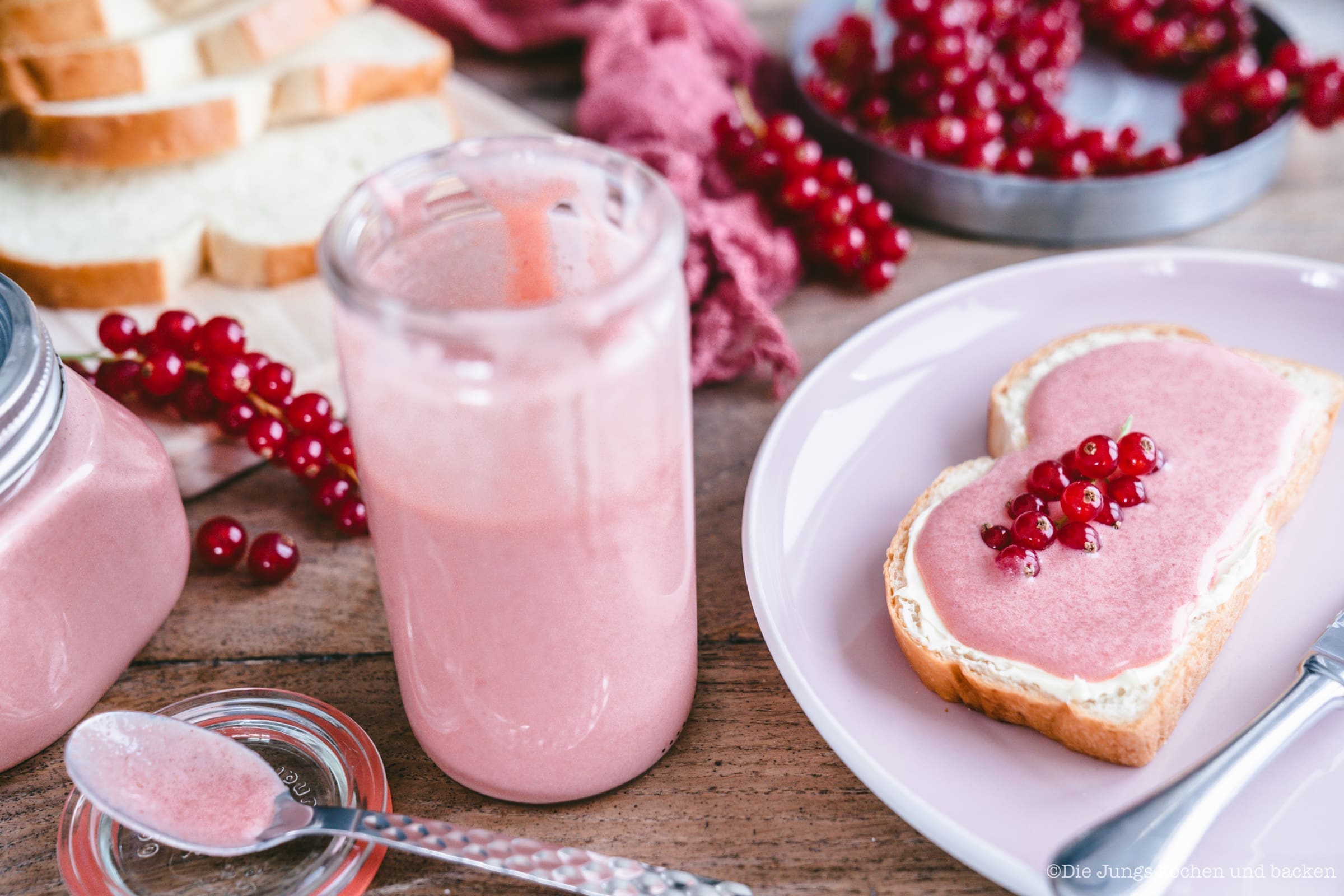 Johannisbeer Curd 9 | Ich weiß noch genau, vor ein paar Jahren waren Curds der "heiße Scheiß" auf Foodblogs. Wie so oft waren wir mal wieder spät dran und nachdem es eine Millionen Lemon Curd-Rezepte gab, haben wir dieses Johannisbeer-Curd entwickelt - was ein glorreicher Tag. Denn was bei Trendfood nicht immer passiert trifft auf dieses hier zu, denn es wurde ein echter Dauerbrenner bei euch und wir freuen uns riesig darüber.