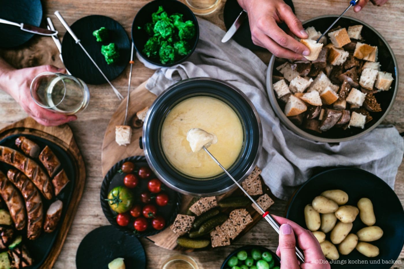 Gedeckter Tisch mit Fondue