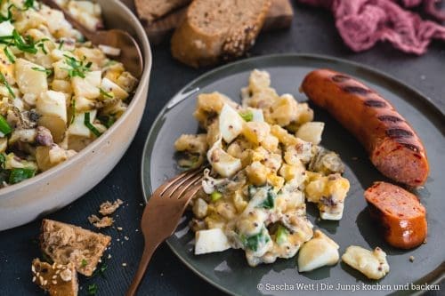 Leichter Kartoffelsalat 7 | Wer uns schon ein paar Tage folgt, der weiss genau, dass wenn es bei uns um Kartoffelsalat geht, nicht nur wir, sondern auch ganz viele von unseren Freunden und die Familie meinen Kartoffelsalat immer gerne haben möchte. Wir lieben Kartoffelsalat mit selbst gemachter Mayonnaise. Aber manchmal darf es auch ein wenig leichter sein! Daher habe ich mich dran gesetzt, einen neuen zu entwickeln. Torstens "neuer" Kartoffelsalat ohne Mayo.