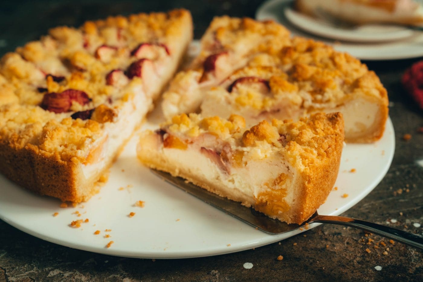Pfirsich Käsekuchen mit Streuseln 9 | Am vergangenen Wochenende war es mal wieder soweit. Am Freitag haben wir beide begonnen, zu planen, was wir alles am Wochenende an Rezepten umsetzen wollen. Da das Wochenende für uns die Zeit ist, in der wir einmal ganz in Ruhe gemeinsam arbeiten können, versuchen wir, die Wochenenden auch immer voll auszunutzen. Das ist ja auch immer die Zeit, liebe Freunde einzuladen, um gemeinsam zu Schlemmen. Also zwei Fliegen mit einer Klappe ..! Unser Pfirsich-Käsekuchen mit Streuseln passte da perfekt hinein.