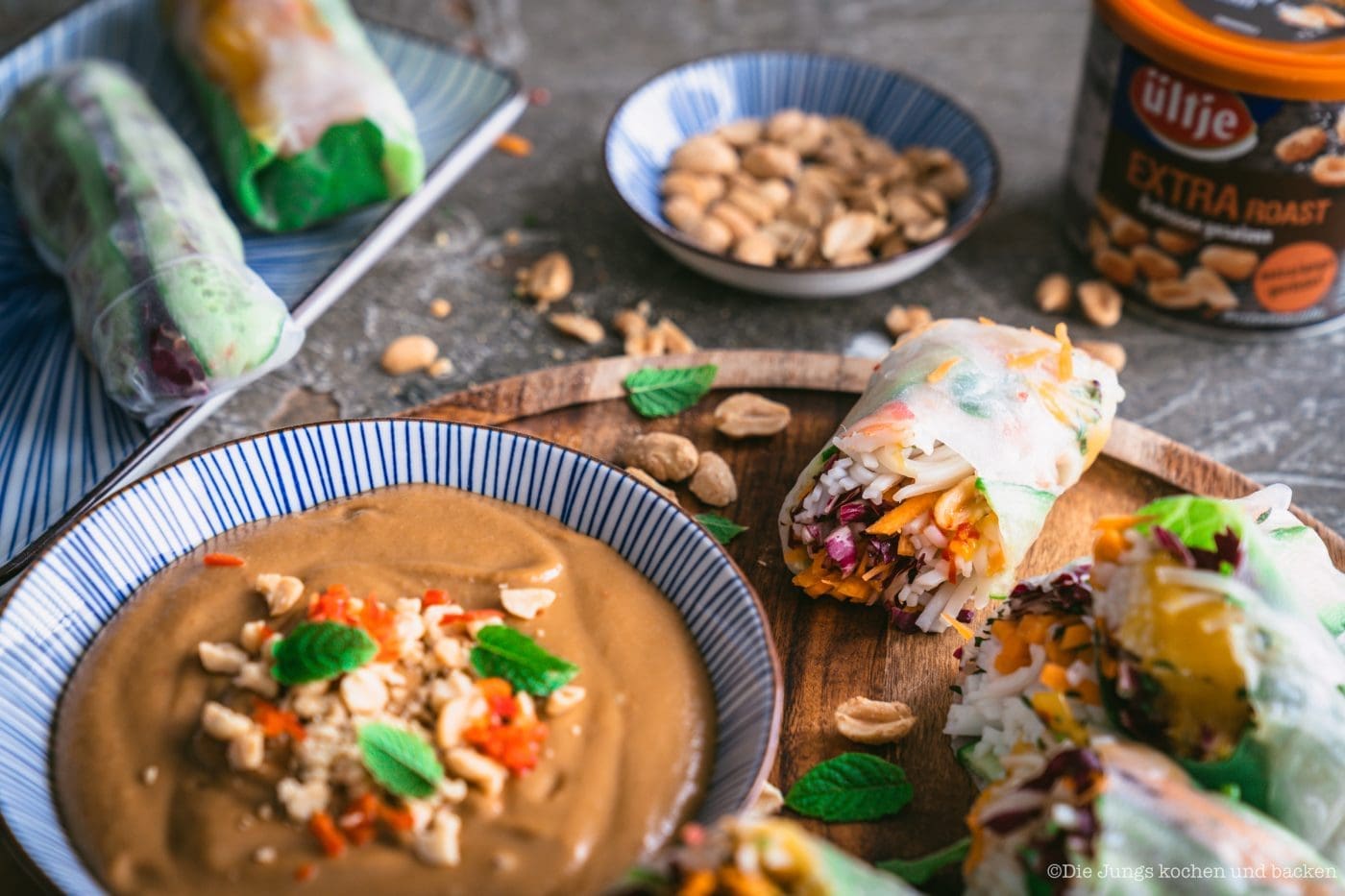Summer Rolls mit Erdnusssauce 3 Summer Roll ültje 21 | Wir haben ja schon so einige verschiedenen Sorten an Erdnüssen verarbeitet, daher haben wir uns auch gefragt, welche Erdnuss denn am besten in die Summer Rolls passen würde. Wir haben uns für die „ültje EXTRA ROAST ERDNÜSSE gesalzen“ entschieden. Sie werden extra lange geröstet, sind daher etwas dunkler und haben ein tolles intensiveres Aroma.