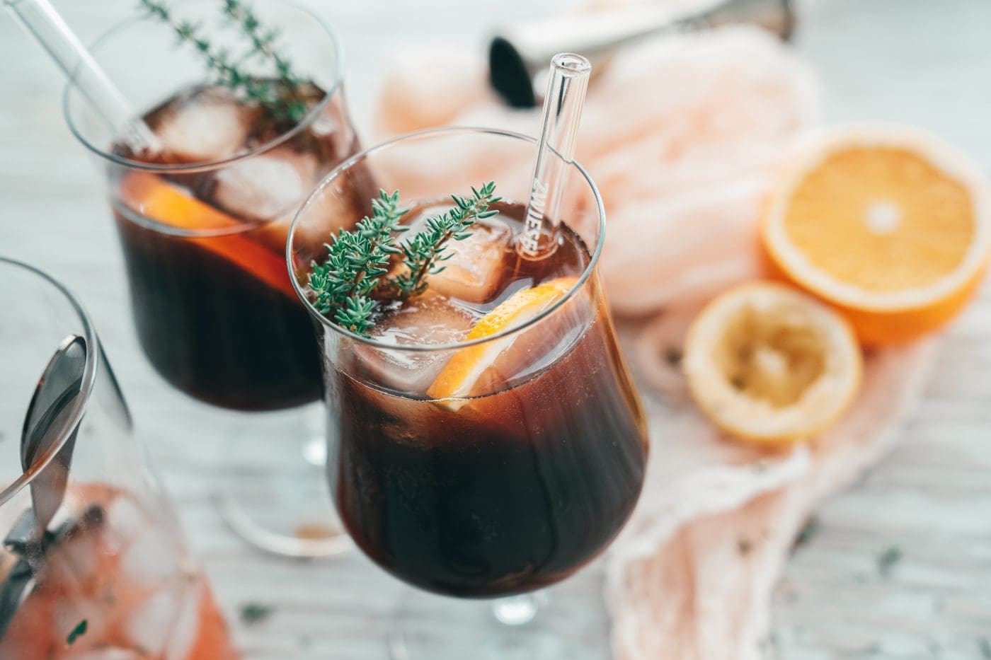 Dark Orange Shandy - Unser Craft Beer Cocktail zum Internationalen Tag des Bieres 6 Rezept für einen sagenhaft fruchtigen Biercocktail. Das herb karamellige Imperial Stout und die frische Grapefruit und Orange bieten eine wunderbare Alternative zu Radler & Co.