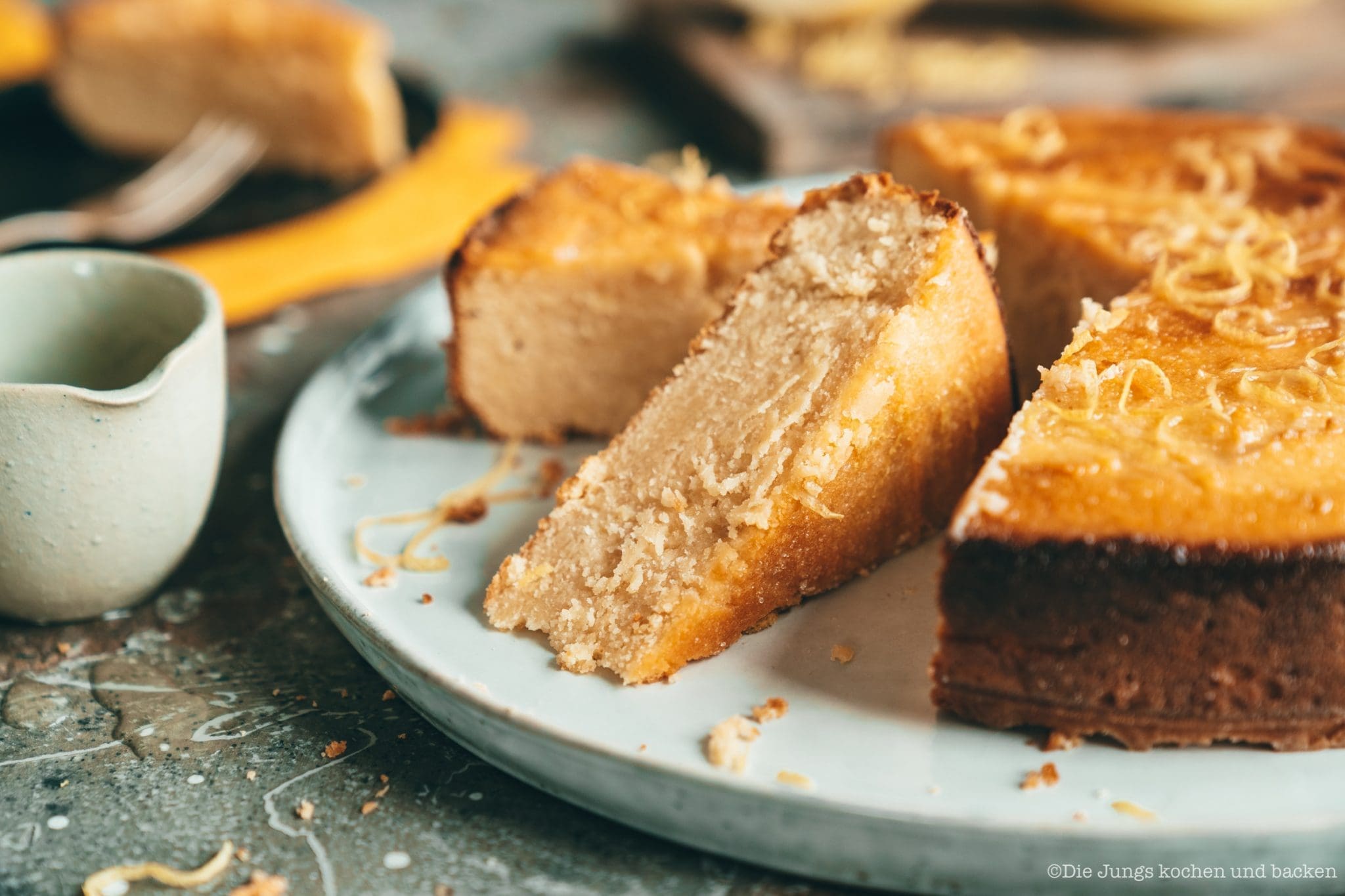 angeschnittener Kartoffelkuchen auf Tortenteller