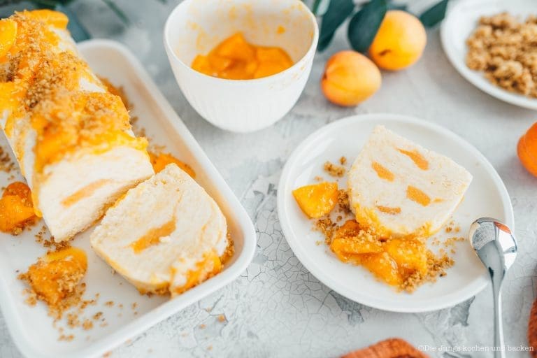 Marillenknödel Parfait 19 | Kaum etwas gehört für uns so sehr zum Sommer wie selbst gemachtes Eis – aber ehrlich gesagt löffeln wir es das ganze Jahr. Über die Jahre ist eine bunte Sammlung entstanden: cremiges Milcheis aus der Eismaschine, fruchtige Sorbets, leichtes Joghurteis und richtig angeberische Eisdesserts.