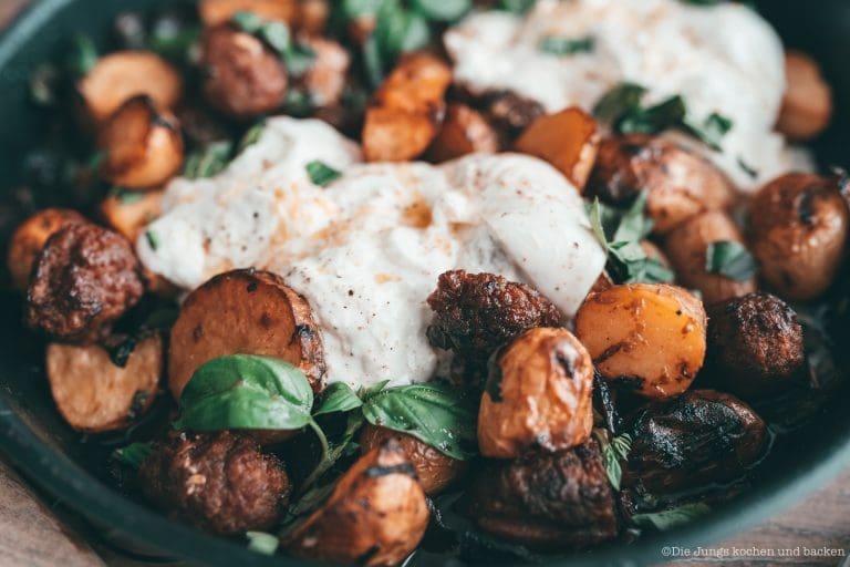 Rezept für geniale Sommer-Kartoffeln mit Burrata, Salsicia, Kräutern und Zitrone. Ein schnelle und einfaches Gericht für die Feierabendküche!
