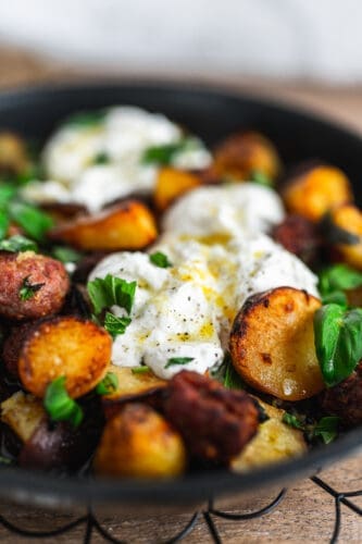 Sommer-Kartoffeln mit Burrata - Tag der Kartoffel 7 Sommerkartoffel2021 17 | Heute ist der Tag der Kartoffel. Und wir feiern das leckere Gemüse mit unserem Abschlussrezept in unserer Kartoffelwoche. Nachdem wir euch schon ein Parfait und einen Kuchen mit der Kartoffel gezeigt haben, ist heute ein geniales Ofenkartoffel Rezept an der Reihe. Aber keine Sorge es wird sommerlich und unsere Sommer-Kartoffeln mit Burrata mit seinem feinen Zitronenaroma aus der Tefal Ingenio passt perfekt zu den sommerlichen Temperaturen momentan - aber auch zu jeder anderen Gelegenheit.