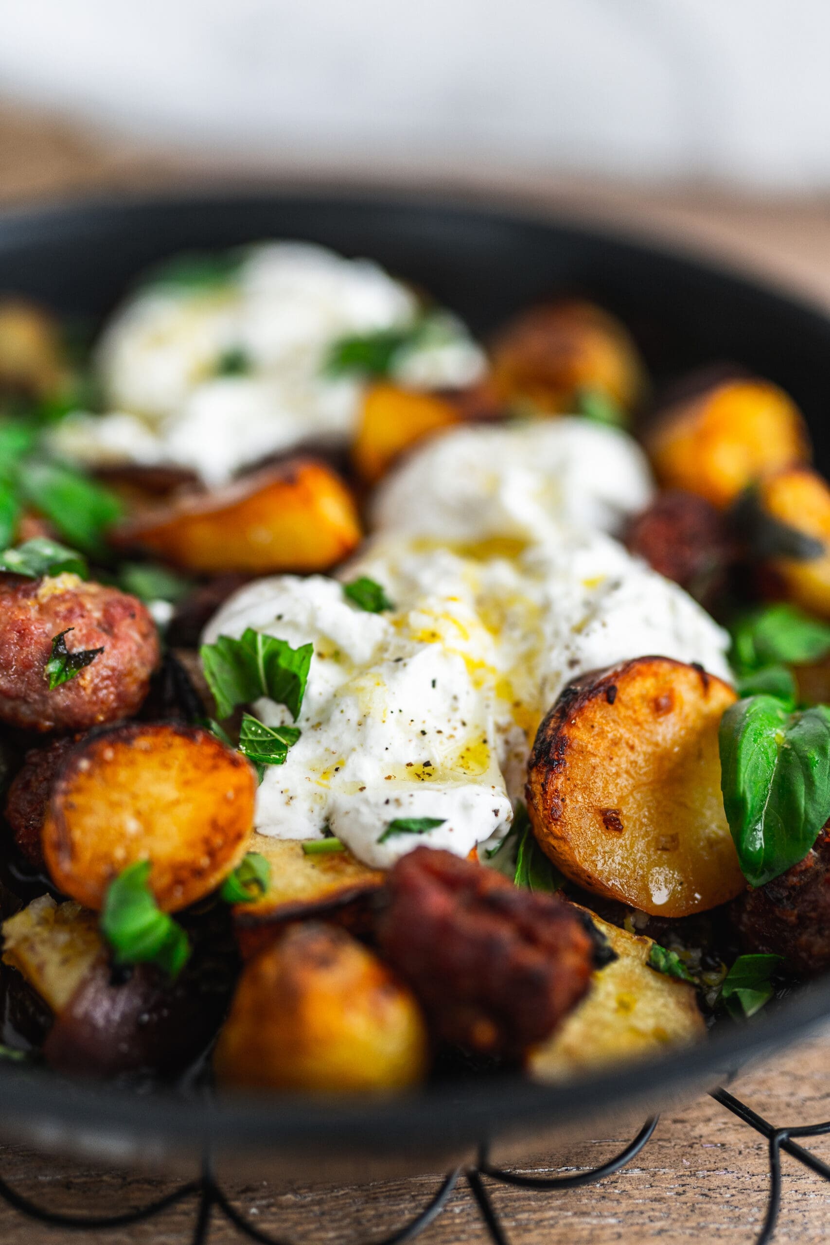 Sommerkartoffel2021 17 scaled | Heute ist der Tag der Kartoffel. Und wir feiern das leckere Gemüse mit unserem Abschlussrezept in unserer Kartoffelwoche. Nachdem wir euch schon ein Parfait und einen Kuchen mit der Kartoffel gezeigt haben, ist heute ein geniales Ofenkartoffel Rezept an der Reihe. Aber keine Sorge es wird sommerlich und unsere Sommer-Kartoffeln mit Burrata&nbsp;mit seinem feinen Zitronenaroma aus der Tefal Ingenio&nbsp;passt perfekt zu den sommerlichen Temperaturen momentan - aber auch zu jeder anderen Gelegenheit.