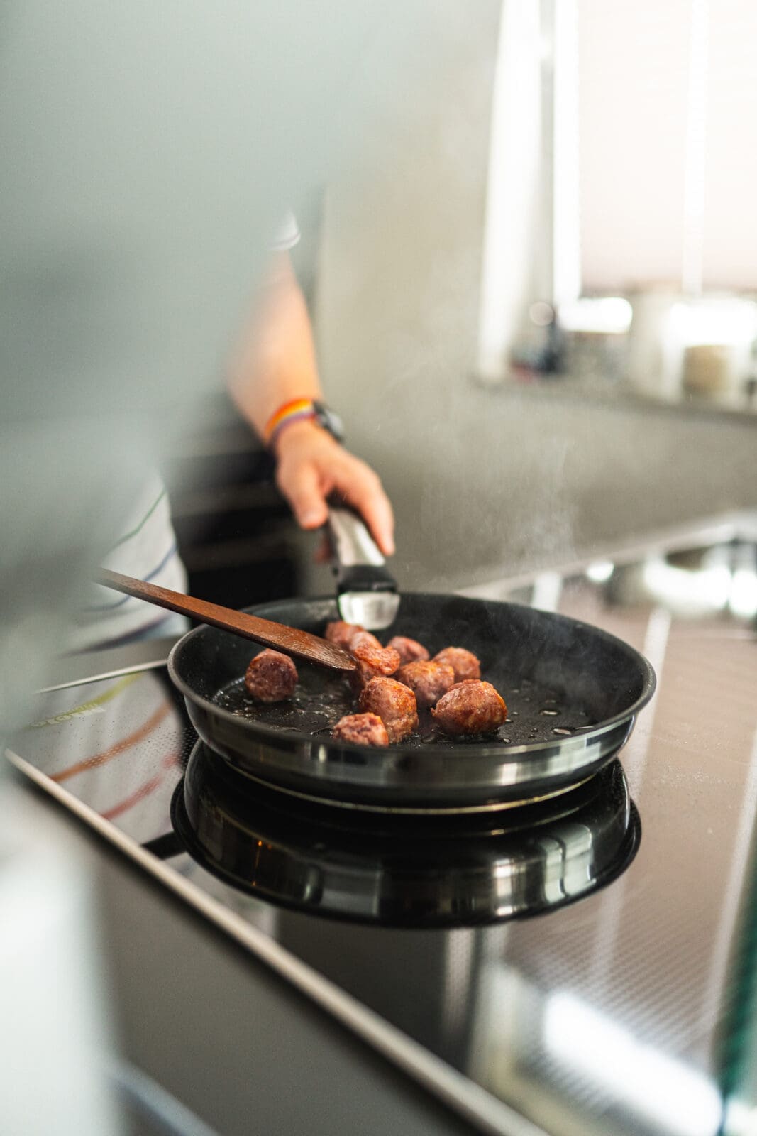 Sommerkartoffel2021 2 | Heute ist der Tag der Kartoffel. Und wir feiern das leckere Gemüse mit unserem Abschlussrezept in unserer Kartoffelwoche. Nachdem wir euch schon ein Parfait und einen Kuchen mit der Kartoffel gezeigt haben, ist heute ein geniales Ofenkartoffel Rezept an der Reihe. Aber keine Sorge es wird sommerlich und unsere Sommer-Kartoffeln mit Burrata&nbsp;mit seinem feinen Zitronenaroma aus der Tefal Ingenio&nbsp;passt perfekt zu den sommerlichen Temperaturen momentan - aber auch zu jeder anderen Gelegenheit.