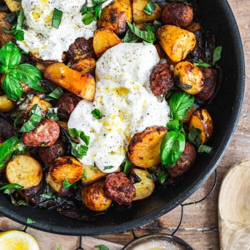 Sommer-Kartoffeln mit Burrata - Tag der Kartoffel 2 Sommerkartoffel2021 21 | Heute ist der Tag der Kartoffel. Und wir feiern das leckere Gemüse mit unserem Abschlussrezept in unserer Kartoffelwoche. Nachdem wir euch schon ein Parfait und einen Kuchen mit der Kartoffel gezeigt haben, ist heute ein geniales Ofenkartoffel Rezept an der Reihe. Aber keine Sorge es wird sommerlich und unsere Sommer-Kartoffeln mit Burrata mit seinem feinen Zitronenaroma aus der Tefal Ingenio passt perfekt zu den sommerlichen Temperaturen momentan - aber auch zu jeder anderen Gelegenheit.