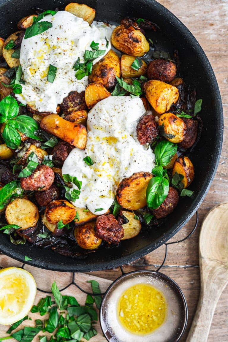 Grillen & Sommerküche: Unsere besten Rezepte für die Grillsaison 20 Sommerkartoffel2021 21 | Sommer, Sonne, offenes Feuer: Hier findest du unsere besten Grillrezepte und Ideen für die Sommerküche – von zarten Spareribs über saftige Burger bis zu Salaten, Dips und frisch gebackenem Grillbrot. Alles vielfach erprobt, gelingsicher und mit dem gewissen Twist.
