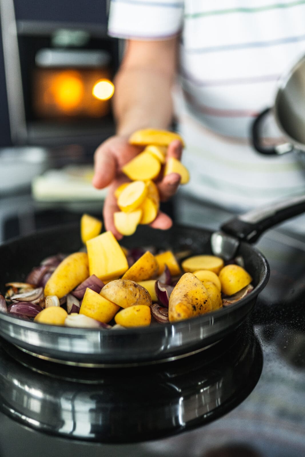 Sommerkartoffel2021 4 | Heute ist der Tag der Kartoffel. Und wir feiern das leckere Gemüse mit unserem Abschlussrezept in unserer Kartoffelwoche. Nachdem wir euch schon ein Parfait und einen Kuchen mit der Kartoffel gezeigt haben, ist heute ein geniales Ofenkartoffel Rezept an der Reihe. Aber keine Sorge es wird sommerlich und unsere Sommer-Kartoffeln mit Burrata&nbsp;mit seinem feinen Zitronenaroma aus der Tefal Ingenio&nbsp;passt perfekt zu den sommerlichen Temperaturen momentan - aber auch zu jeder anderen Gelegenheit.