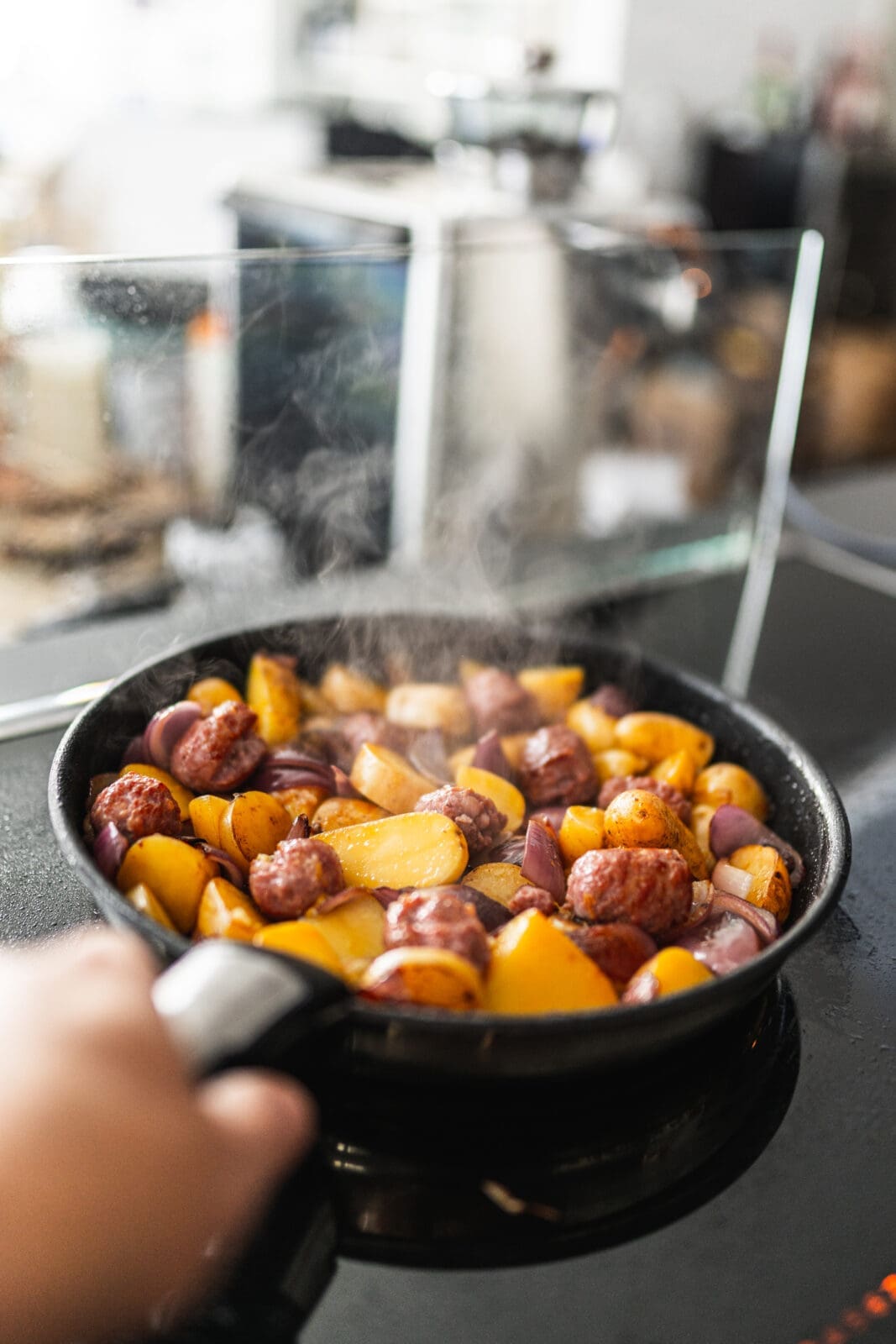 Sommerkartoffel2021 7 | Heute ist der Tag der Kartoffel. Und wir feiern das leckere Gemüse mit unserem Abschlussrezept in unserer Kartoffelwoche. Nachdem wir euch schon ein Parfait und einen Kuchen mit der Kartoffel gezeigt haben, ist heute ein geniales Ofenkartoffel Rezept an der Reihe. Aber keine Sorge es wird sommerlich und unsere Sommer-Kartoffeln mit Burrata&nbsp;mit seinem feinen Zitronenaroma aus der Tefal Ingenio&nbsp;passt perfekt zu den sommerlichen Temperaturen momentan - aber auch zu jeder anderen Gelegenheit.