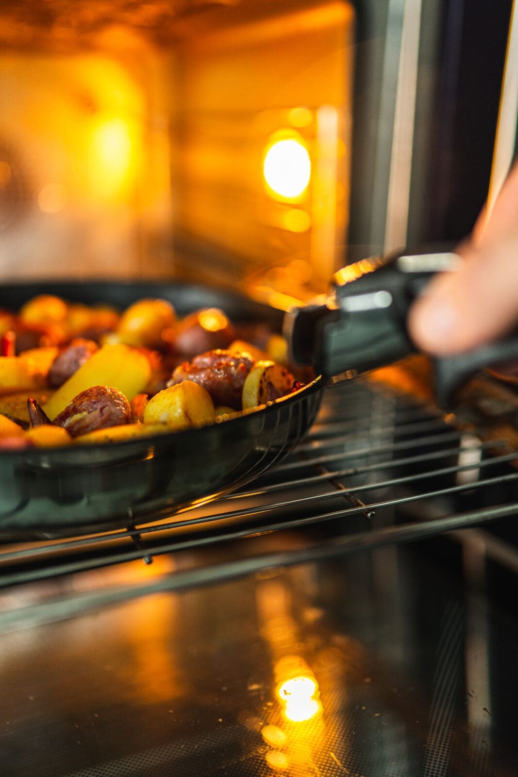 Sommerkartoffel2021 8 | Heute ist der Tag der Kartoffel. Und wir feiern das leckere Gemüse mit unserem Abschlussrezept in unserer Kartoffelwoche. Nachdem wir euch schon ein Parfait und einen Kuchen mit der Kartoffel gezeigt haben, ist heute ein geniales Ofenkartoffel Rezept an der Reihe. Aber keine Sorge es wird sommerlich und unsere Sommer-Kartoffeln mit Burrata&nbsp;mit seinem feinen Zitronenaroma aus der Tefal Ingenio&nbsp;passt perfekt zu den sommerlichen Temperaturen momentan - aber auch zu jeder anderen Gelegenheit.