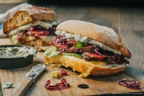 Steaksandwich mit karamellisierten Zwiebeln 2 Steaksandwich 1 2 | Vor ein paar Tagen hat mich irgendwie der absolute Fleischhunger überfallen. Ganz plötzlich und unerwartet. Aber ich vermute, das lag an unseren Nachbarn, die fast jeden Tag ihren Grill angeworfen hatten und wir den lecker rauchigen Geruch schon mittags in der Nase hatten. Ich hatte aber überhaupt keine Lust, noch Beilagen, wie meinen Kartoffelsalat vorzubereiten und da kam ich darauf, ein saftiges Steaksandwich mit karamellisierten Zwiebeln zu machen. Denn da hat man ja alles in einem. Brot, Salat oder anderes Gemüse und leckeres gegrilltes Steak.