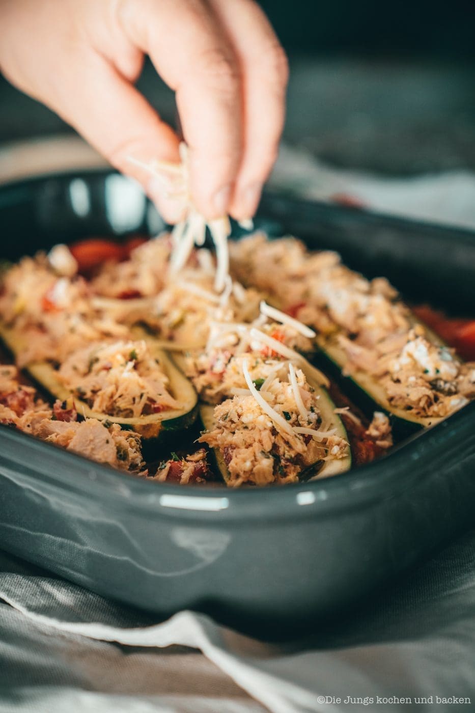 Gefüllte Zucchini mit Thunfisch und Feta aus dem Ofen 4 Rezept für gefüllte Zucchini mit Thunfisch. Ein wunderbares Gericht für die schnelle Feierabendküche | inklusive dem Thunfisch-Bericht 20190 des MSC!