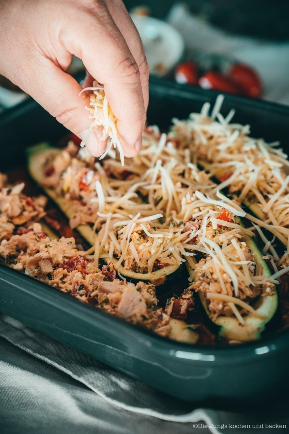 Gefüllte Zucchini mit Thunfisch und Feta aus dem Ofen 5 Rezept für gefüllte Zucchini mit Thunfisch. Ein wunderbares Gericht für die schnelle Feierabendküche | inklusive dem Thunfisch-Bericht 20190 des MSC!