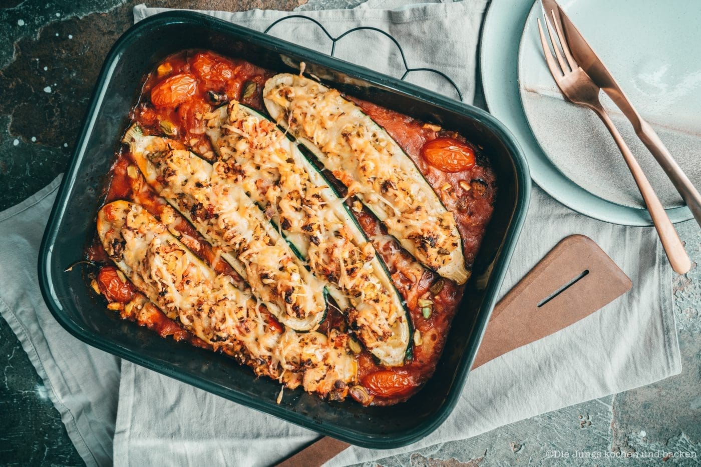 Gefüllte Zucchini mit Thunfisch und Feta aus dem Ofen 9 Rezept für gefüllte Zucchini mit Thunfisch. Ein wunderbares Gericht für die schnelle Feierabendküche | inklusive dem Thunfisch-Bericht 20190 des MSC!