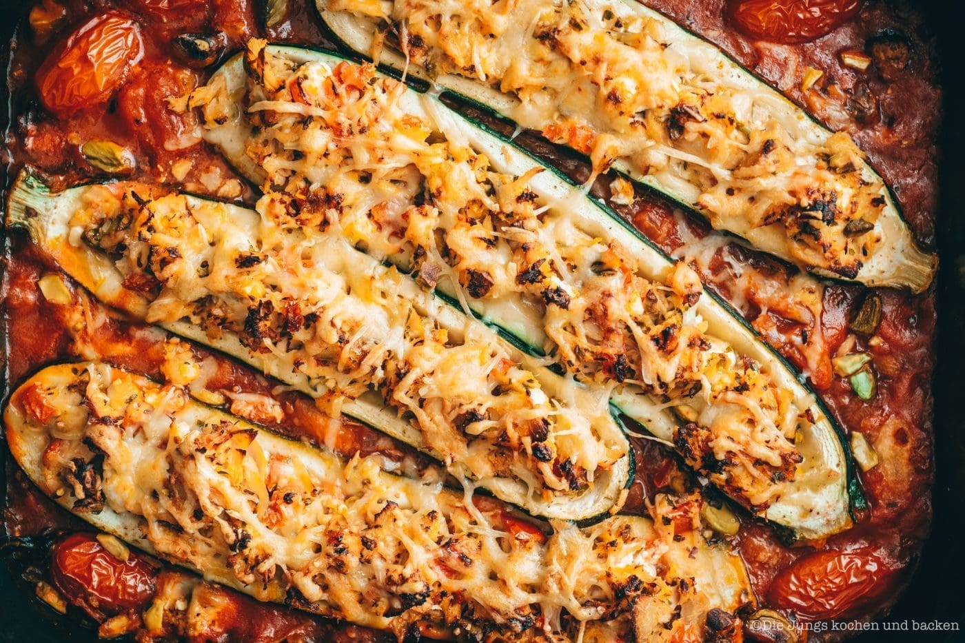 Gefüllte Zucchini mit Thunfisch und Feta aus dem Ofen 6 Rezept für gefüllte Zucchini mit Thunfisch. Ein wunderbares Gericht für die schnelle Feierabendküche | inklusive dem Thunfisch-Bericht 20190 des MSC!