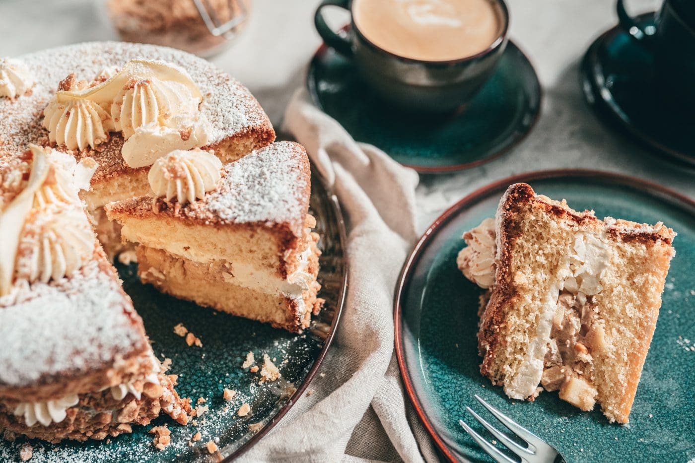 Rezept für eine Apfel-Erdnuss-Torte. Wir feiern den Tag der Erdnuss - denn jede Feier braucht eine anständige Torte zum Genießen.