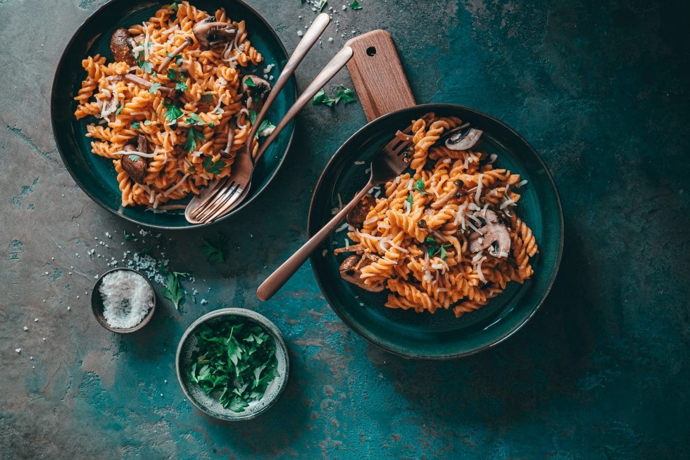 Pasta in Kürbis-Käse-Sauce - Fix auf dem Tisch 2 Kürbis Käse Pasta Fix auf dem Tisch 14 | Fix auf dem Tisch - das ist ein Motto ganz nach unserem Geschmack. Wenn wir an flotte Gerichte denken, dann kommt einem ohne Zweifel Pasta in den Sinn. Daher haben wir uns mit lieben Bloggerkollegen zusammen getan und zeigen euch heute unkomplizierte, leckere Pastarezepte. Bei uns gibt es, ganz im Zauber der kommenden Jahreszeit, Pasta in Kürbis-Käse-Sauce. Soulfood in Bestform, das euch perfekt auf den Herbst einstimmt!