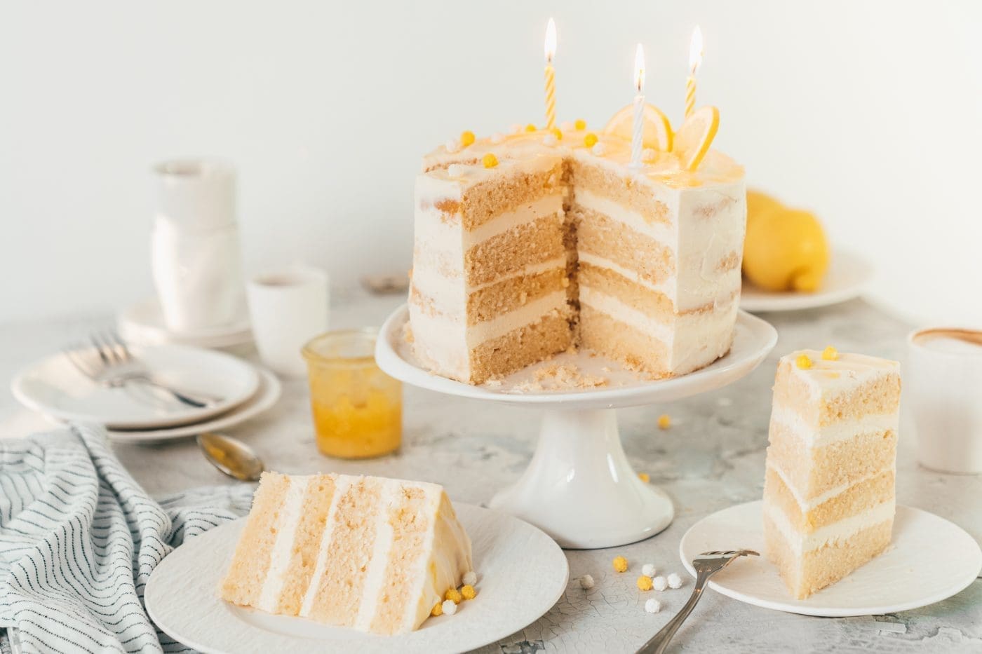 Lemon Mascrapone Torte 150jahre diamant 14 | 150 Jahre ist mal ein ehrenwerter Geburtstag - da hat die Oma Lore noch 55 Jahre vor sich. So oder so gehört zu einem Geburtstag eine Torte, oder? Wir hatten Lust auf eine herrlich frische Torte, die euch ein wenig Sommer-Feeling zurückbringt. Denn genau danach schmeckt diese Lemon-Mascarpone-Torte! Diamant Zucker hat zum großen Backen für ihren Geburtstag aufgerufen und da sind wir natürlich gerne mit dabei.