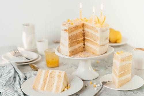 Lemon Mascrapone Torte 150jahre diamant 14 | 150 Jahre ist mal ein ehrenwerter Geburtstag - da hat die Oma Lore noch 55 Jahre vor sich. So oder so gehört zu einem Geburtstag eine Torte, oder? Wir hatten Lust auf eine herrlich frische Torte, die euch ein wenig Sommer-Feeling zurückbringt. Denn genau danach schmeckt diese Lemon-Mascarpone-Torte! Diamant Zucker hat zum großen Backen für ihren Geburtstag aufgerufen und da sind wir natürlich gerne mit dabei.