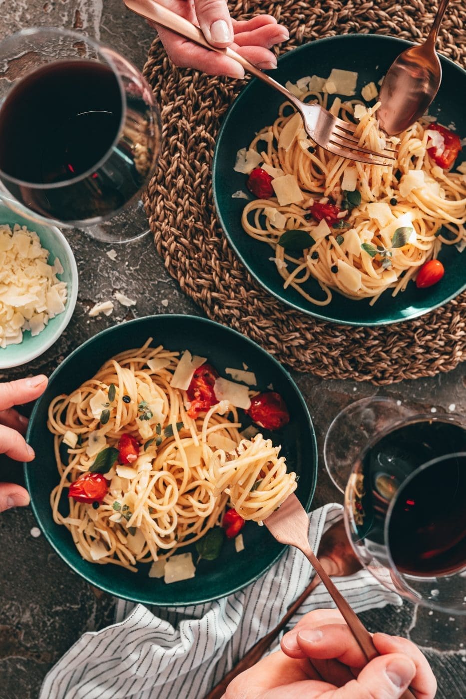Spaghetti Aglio e Olio auf Teller und Gabel