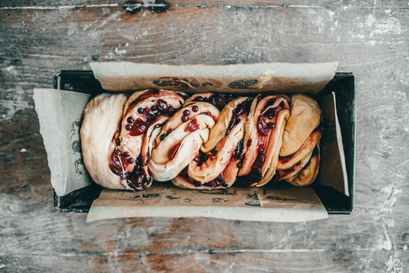 Schoko Babka Blog 9 | Alles klar! Wir haben euch gehört - ihr wollt das Rezept und wir haben extra Gas gegeben, dass es auch flott hier zu finden ist. Wir haben schon ewig einen Babka auf der To-Do-Liste und in der Kirsch-Saison war es dann so weit. Verrückterweise geht einem so ein Rezept dann auch mal durch, aber dieser leckere Hefezopf lässt sich auch perfekt mit gefrorenen Kirschen oder auch Kirschen aus dem Glas zubereiten. Wir hoffen, ihr seid genauso begeistert von diesem super saftigen Schoko-Kirsch Babka wie wir!