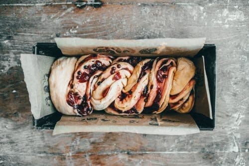 Schoko-Kirsch Babka - Der perfekte Hefezopf? 2 Schoko Babka Blog 9 | Alles klar! Wir haben euch gehört - ihr wollt das Rezept und wir haben extra Gas gegeben, dass es auch flott hier zu finden ist. Wir haben schon ewig einen Babka auf der To-Do-Liste und in der Kirsch-Saison war es dann so weit. Verrückterweise geht einem so ein Rezept dann auch mal durch, aber dieser leckere Hefezopf lässt sich auch perfekt mit gefrorenen Kirschen oder auch Kirschen aus dem Glas zubereiten. Wir hoffen, ihr seid genauso begeistert von diesem super saftigen Schoko-Kirsch Babka wie wir!
