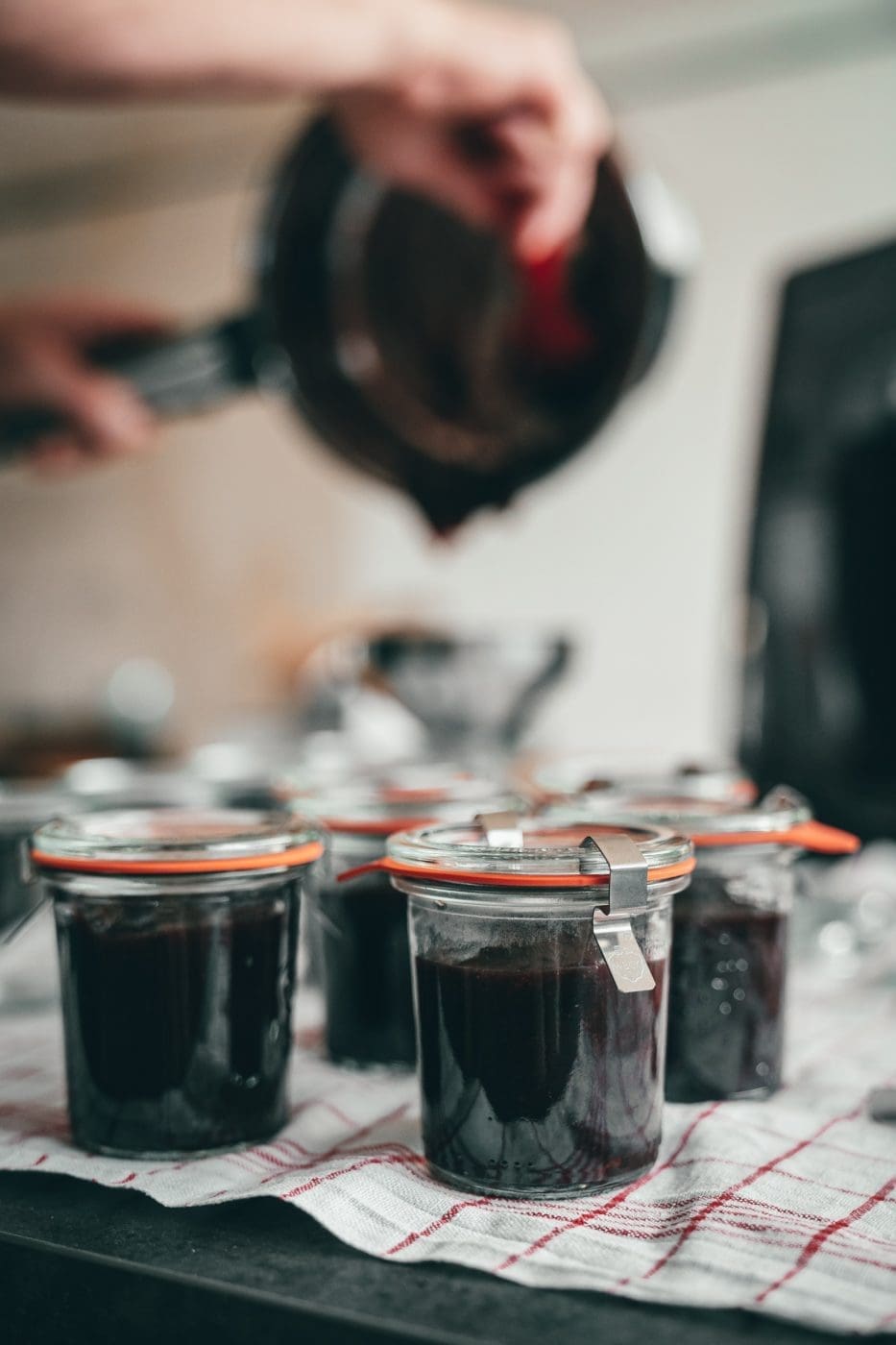 Zwetschgenmus von Oma Lore - Ihr Geheimrezept 6 Rezept für das weltbeste Zwetschgenmus nach Oma Lores Geheimrezept. Alleine der Duft wird euch schon begeistern und dann heißt es nur noch Genießen!