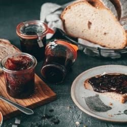 Rezept für das weltbeste Zwetschgenmus nach Oma Lores Geheimrezept. Alleine der Duft wird euch schon begeistern und dann heißt es nur noch Genießen!