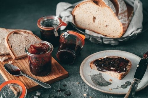 Rezept für das weltbeste Zwetschgenmus nach Oma Lores Geheimrezept. Alleine der Duft wird euch schon begeistern und dann heißt es nur noch Genießen!