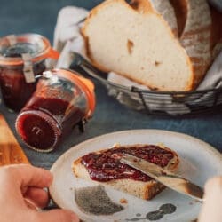Brot mit Zwetschgenmus und Gläsern