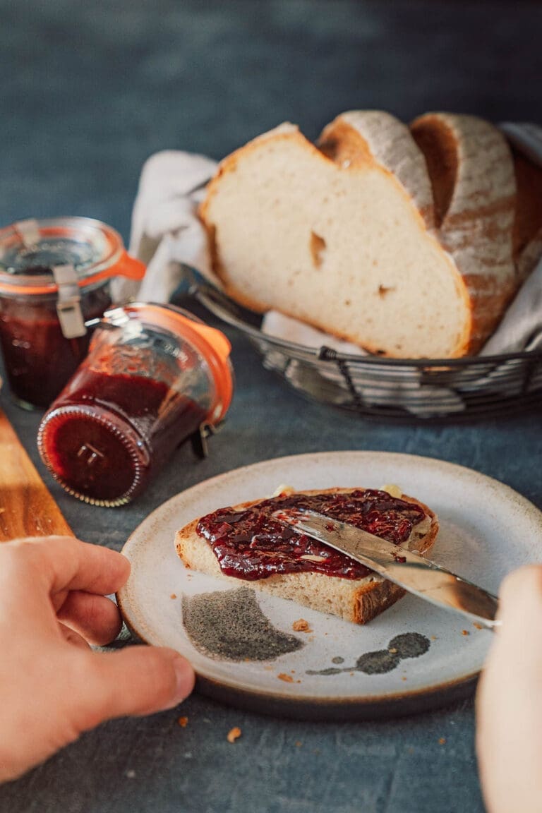 Brot mit Zwetschgenmus und Gläsern