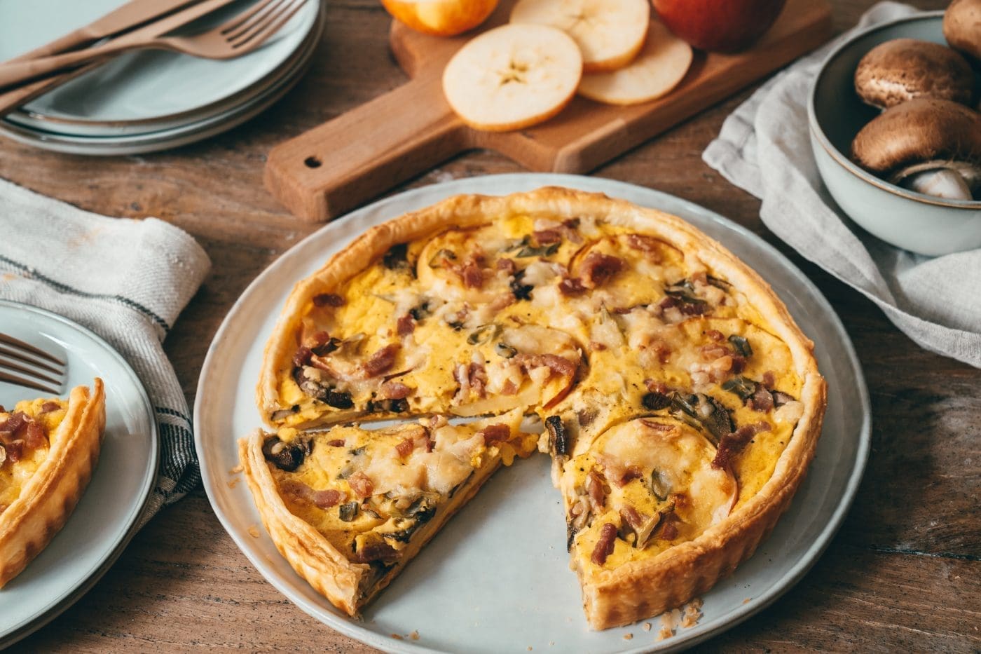 Rezept für eine leckere Cheddar-Apfeltarte. Blätterteig, feine Apfelscheiben und ganz viel Cheddar, sorgen für den perfekten Snack zur Mittagspause.