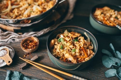 Chow mein Inder Schüssel und Pfanne
